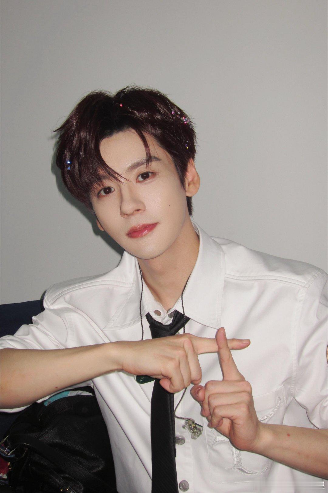 魏哲鸣钓系年上被魏哲鸣钓成翘嘴了 彻底被魏哲鸣钓成翘嘴！心动挑战里深情对视太过温