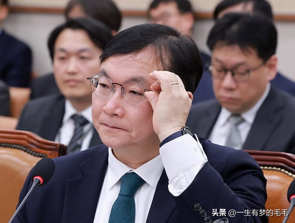 3月4日，韩国大法院院长曹喜大批准大法官朴荣宰辞去法院行政处长职务，其将回归审判