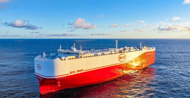 直到今天，很多羊胎盘，还觉得中国车企出海，靠的是便宜。可比亚迪在新加坡，等于把这