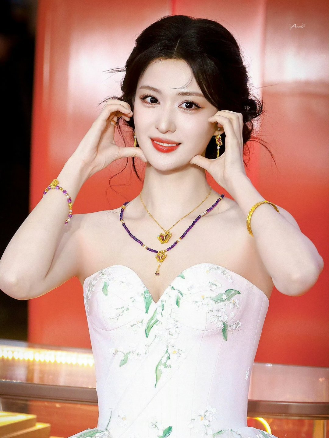 王楚然抹胸花苞裙 “白眼女神”王楚然在南京的活动中，身穿淡粉色铃兰刺绣抹胸花苞裙