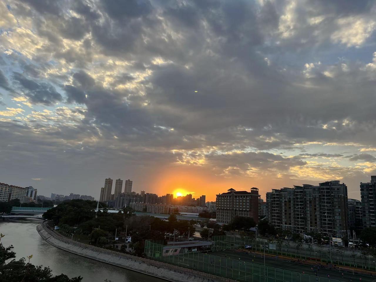 我在人间贩卖黄昏2025/12/14 日落时刻 城镇街景拍摄 黄昏 天空照