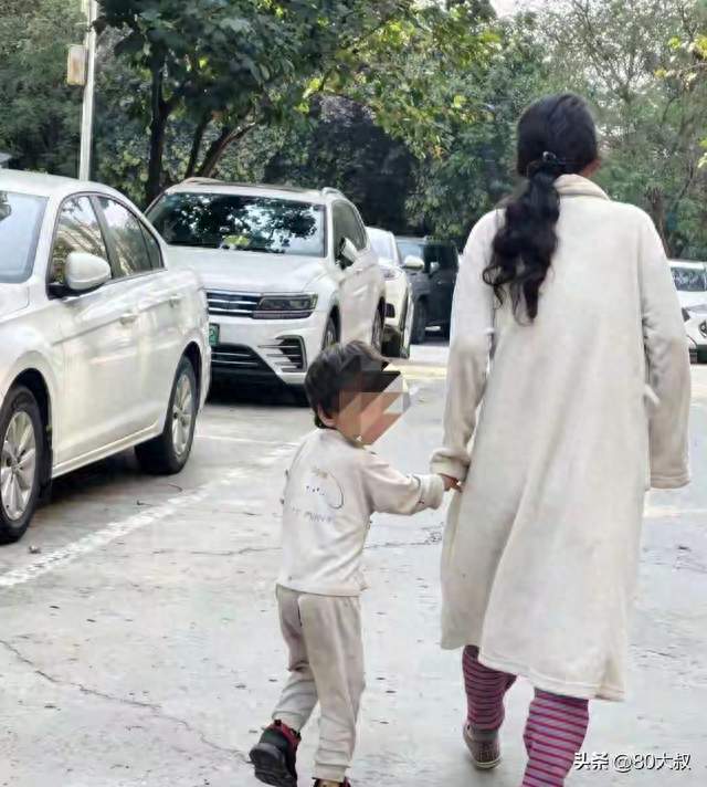 母子衣衫不整街头游荡，知情人爆料，孩子外婆发声，多部门介入