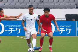 在国足和港足的东亚杯比赛中，香港队的7号球员祖连奴一巴掌将国足前锋张玉宁打倒，张
