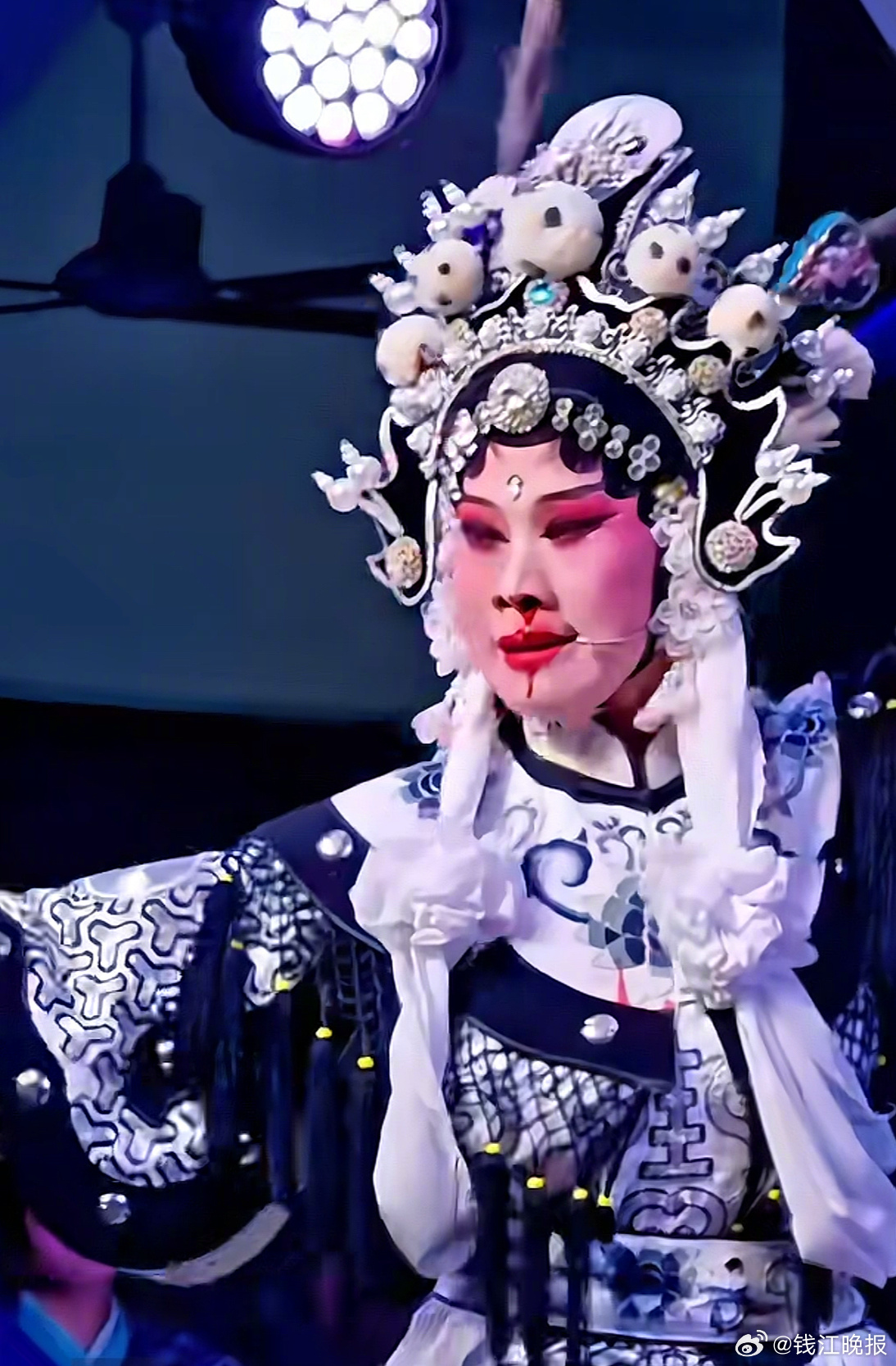 【#婺剧演员回应被误伤流血仍坚持演完#：第一反应是不能空场】#演员被花枪戳鼻流血