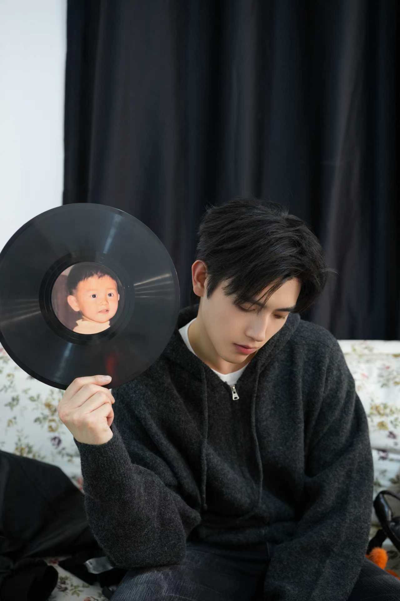 陈飞宇幼瑟等比放大  陈飞宇幼瑟等比放大 一整个被幼瑟给可爱到了呀，陈飞宇真是从