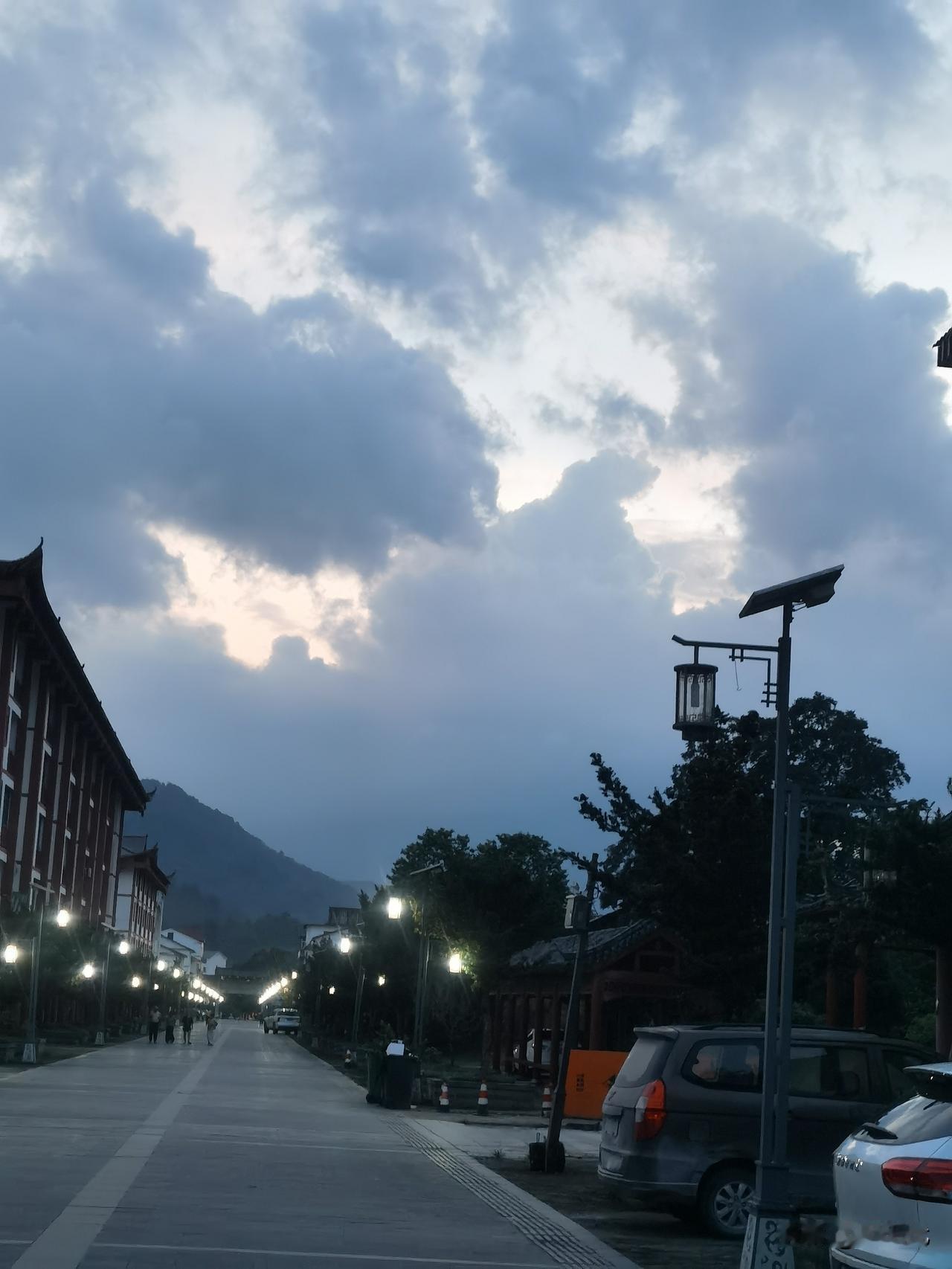 一念之间，有大恐怖。
修行人更是如此。
因为修行，精神世界特别敏锐。贪慎痴，无孔