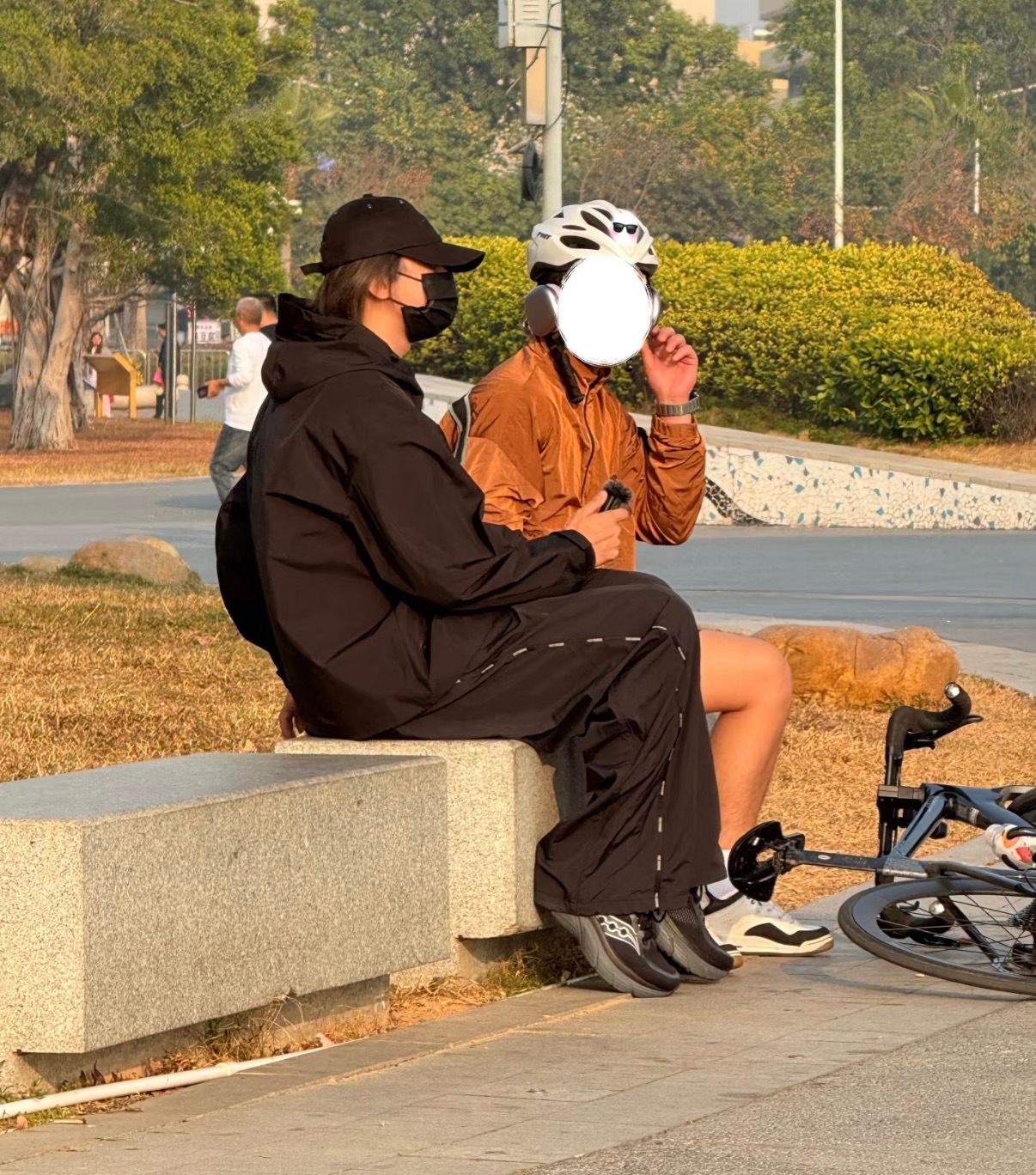 怎么还亲自采访啊蔡徐坤采访路人蔡徐坤给路人听新歌街采