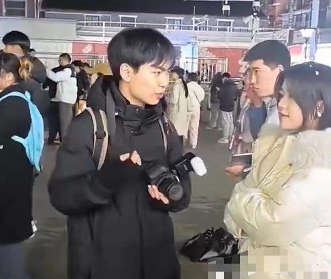 新经商之道？大三学生在黄鹤楼摆摊，每天就给人在同一个机位拍照，一个月赚了8000