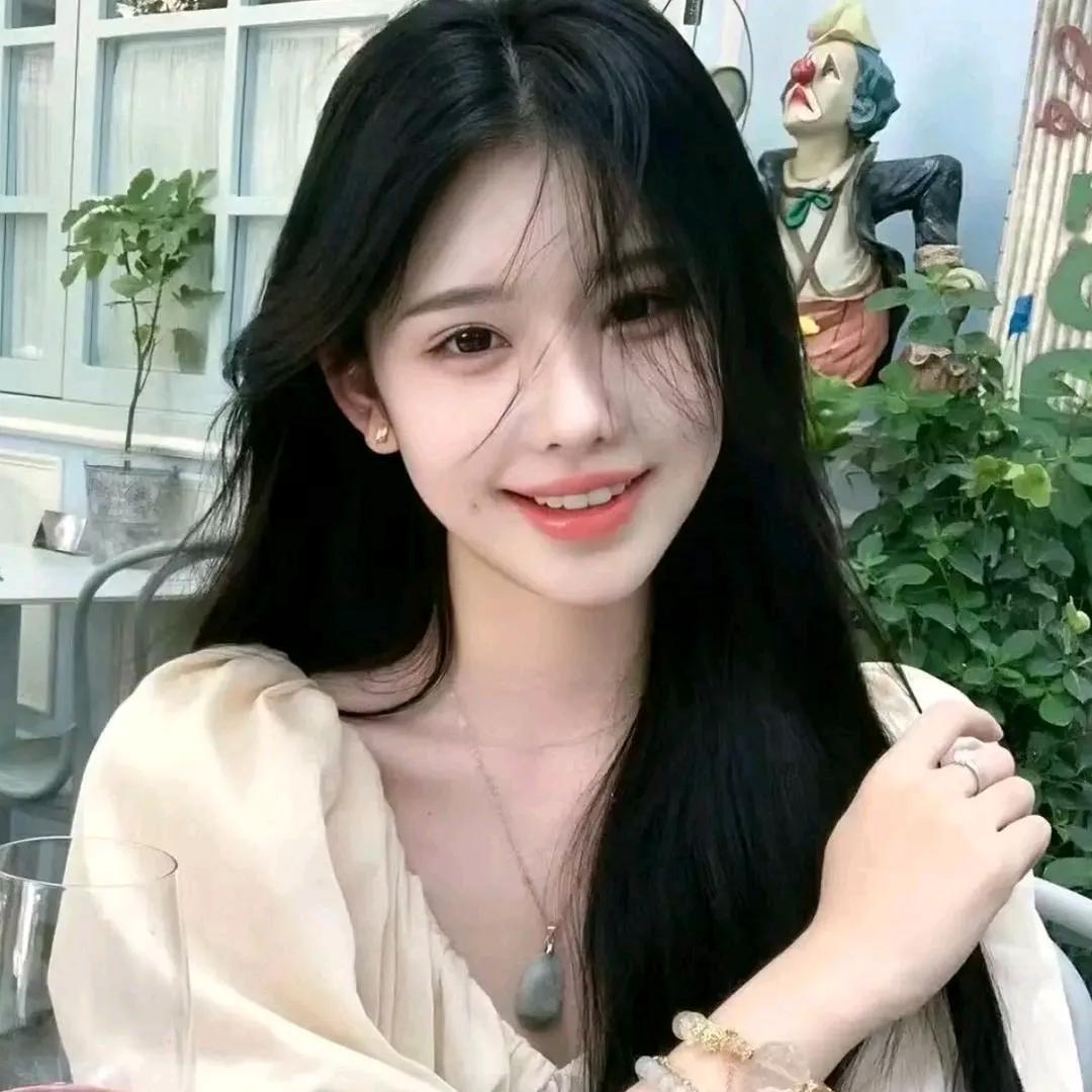 在阳光明媚的午后，邂逅一个微笑的女孩🌞✨少女感笑容 少女感微笑女孩 少女的笑容