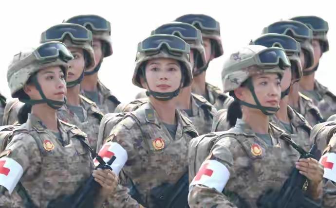 终于找到3张医疗女兵的美照，很漂亮呦[给力]