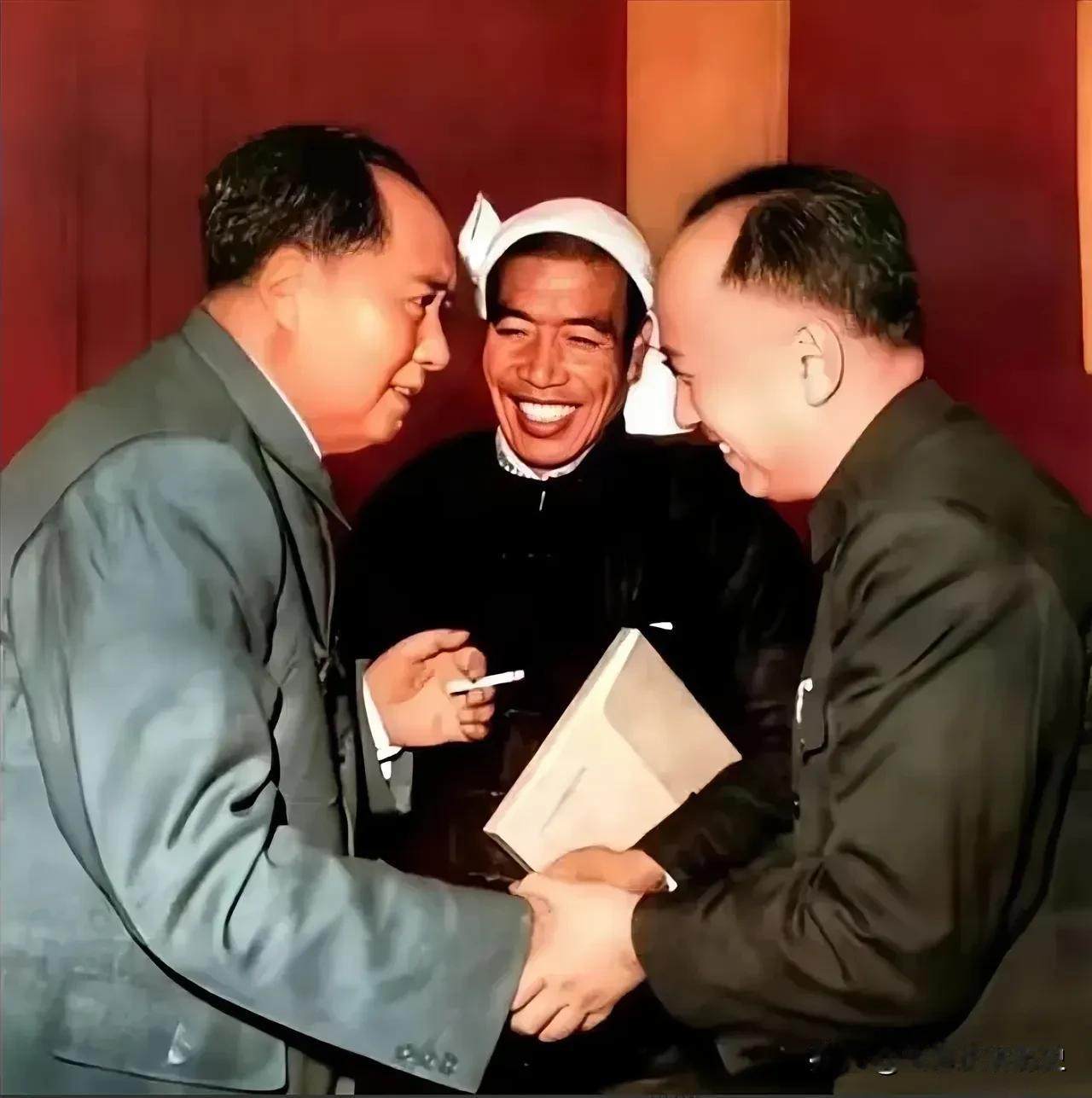 看到这张照片，我特别震惊！

毛主席竟然弯腰了？就是美国总统访华，毛主席都没弯腰
