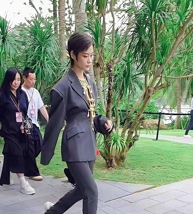 你看那袖口，大的都能当麻袋了。

李宇春在三亚ELLE风尚大典的路透照，一下就抓
