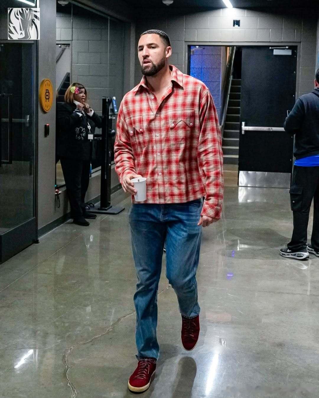 常规赛第3️⃣3️⃣场 独行侠客场对战国王你汤的球员通道有在熬夜/早起的汤黑吗?