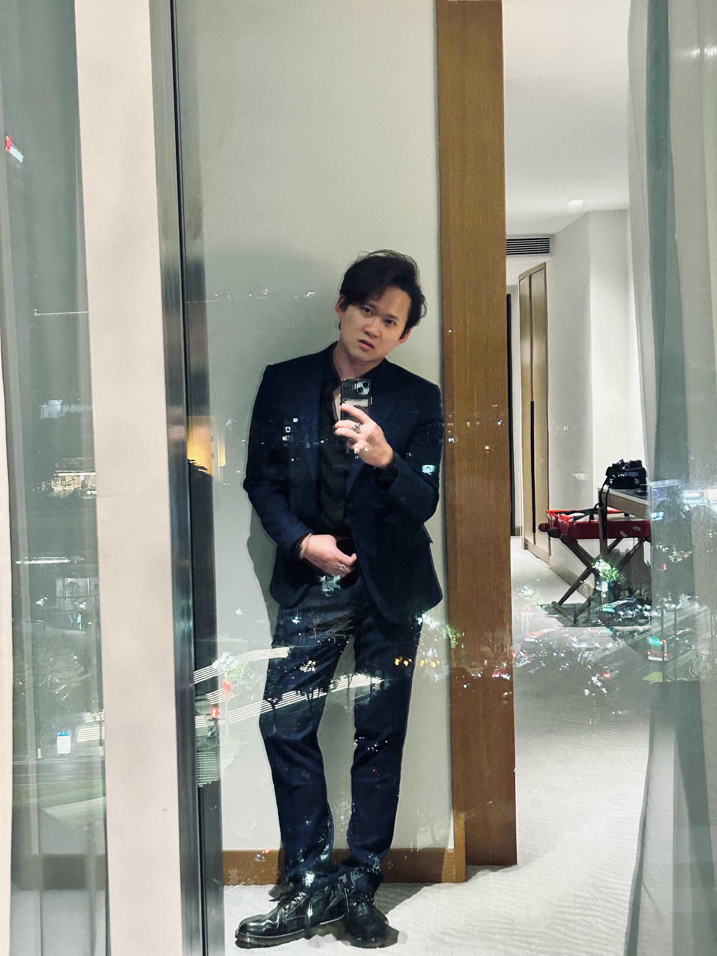 刷到王晶在介绍BUCCI BATANI的鞋，我的第一反应是这套西装也有一套…一模