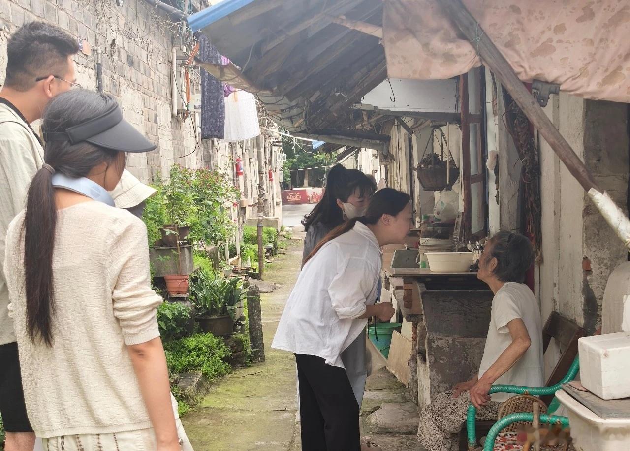 直击浙江迎战台风巴威长兴闻风而动转移万名群众 浙江长兴坚持早转移、早安置的工作思