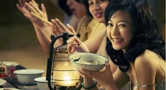 金门营区查家书，禁婚四十年，谁还记得他们没结过婚。
那天早上我翻旧报纸，在台北市