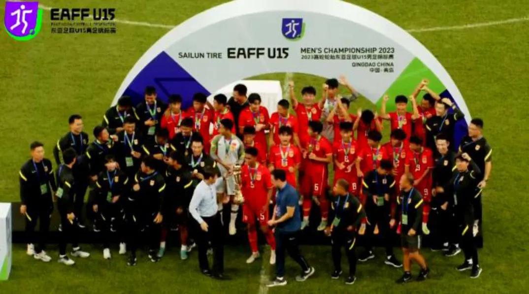 U15男足东亚杯决赛，中国队通过点球大战击败了老对手日本队，捧起了本届赛事的冠军