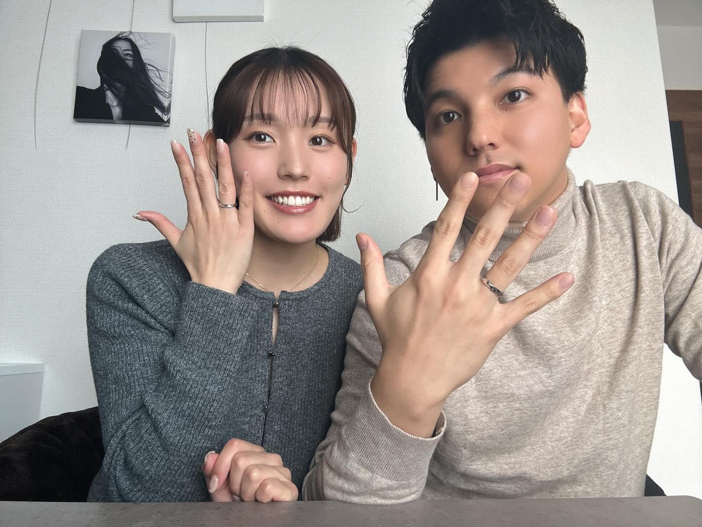 岩永铃官宣与男友结婚：我们领证结婚了💍我们两人会共同建立一样笑声不断的家庭(´