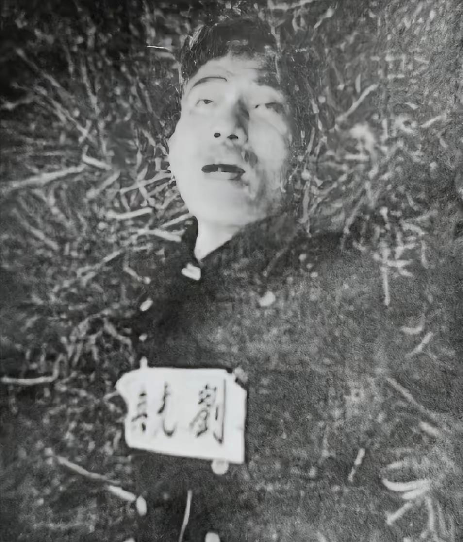 他被国民党枪杀后，因呼喊口号还张着口，睁着的双眼死不瞑目。行刑的凶手拍摄的这张遗