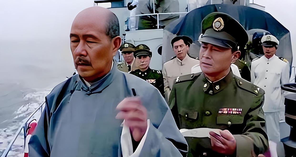 从“包子脸”到蒋介石

1981年，西安电影制片厂的摄影棚里，导演成荫快把头发薅