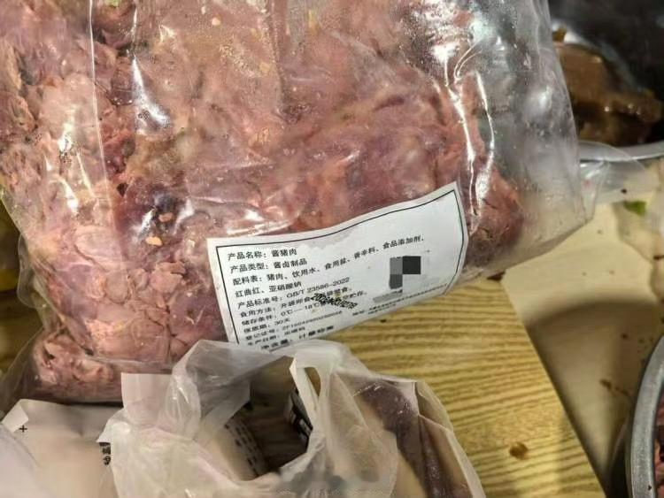 【驴肉火烧店用卤猪肉冒充销售50多万元】卤猪肉采购价每斤仅6-8元，加工成“驴肉