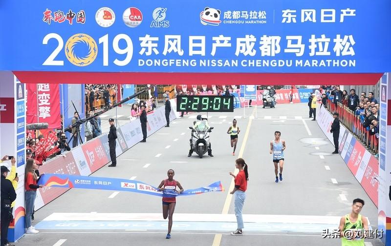 全马冠军冲线遭拦 裁判停赛增至2年 3月15日，重庆万州环湖马拉松赛场上突发意外
