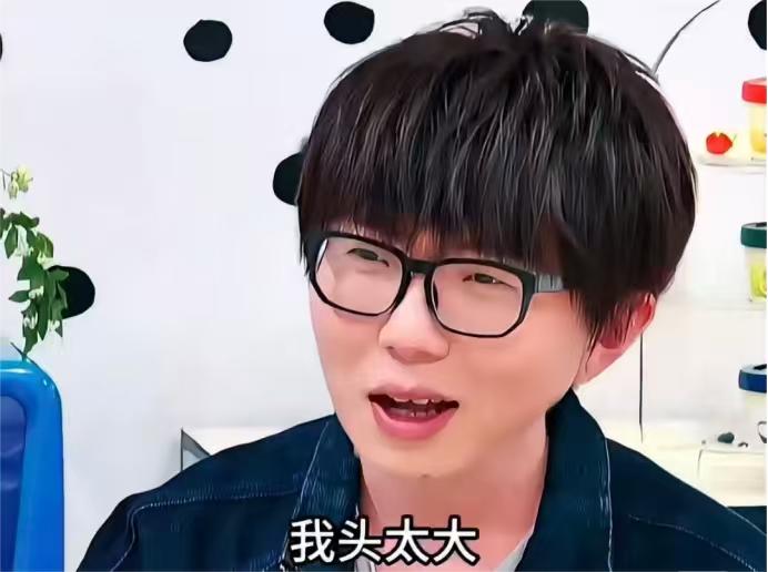 何炅：“你还是想过要去整容是吗？”

毛不易：“对啊。”

何炅：“你对自己哪个