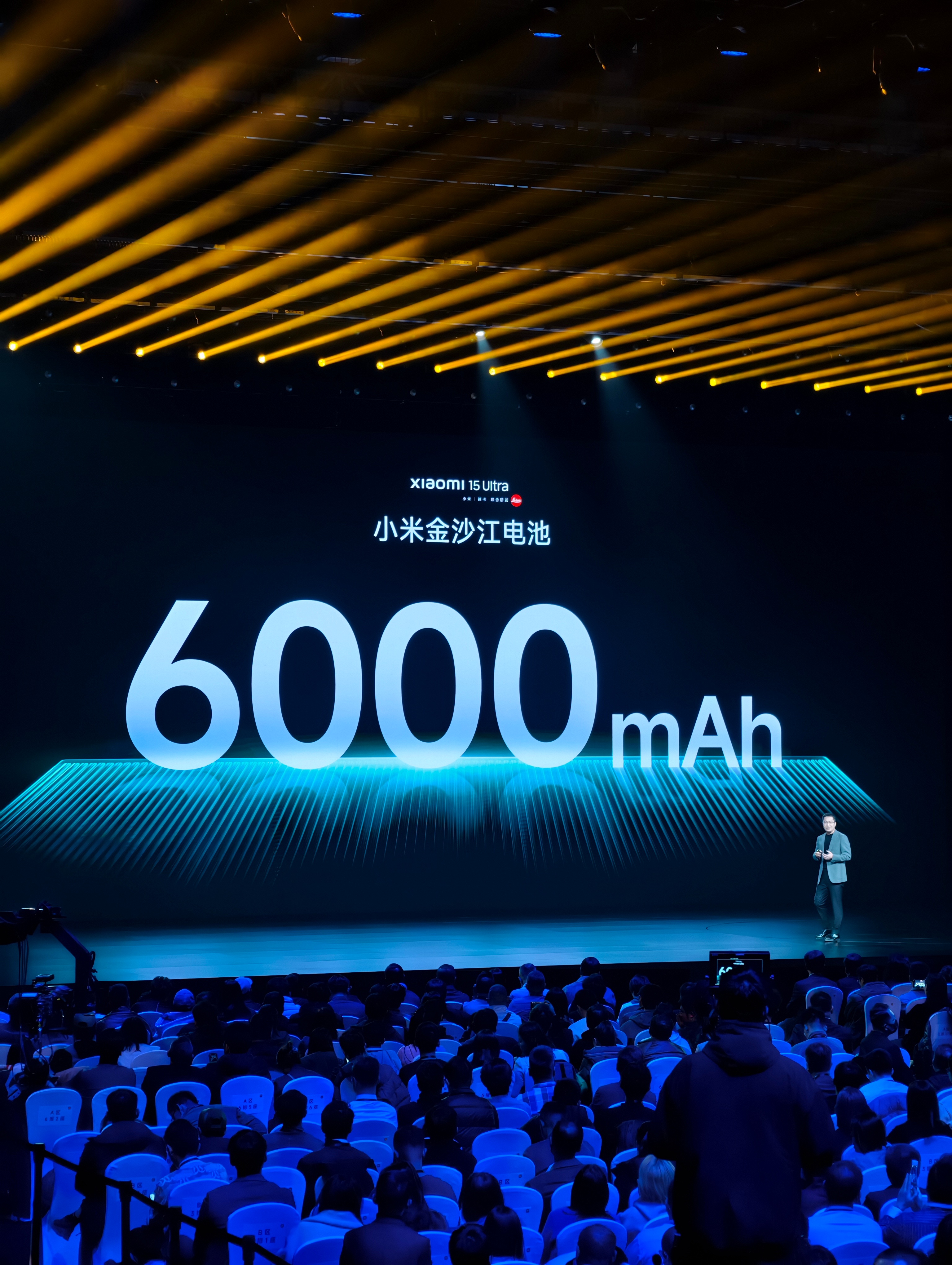 小米15 Ultra直接上了6000毫安金沙江电池，比14 Ultra多了700