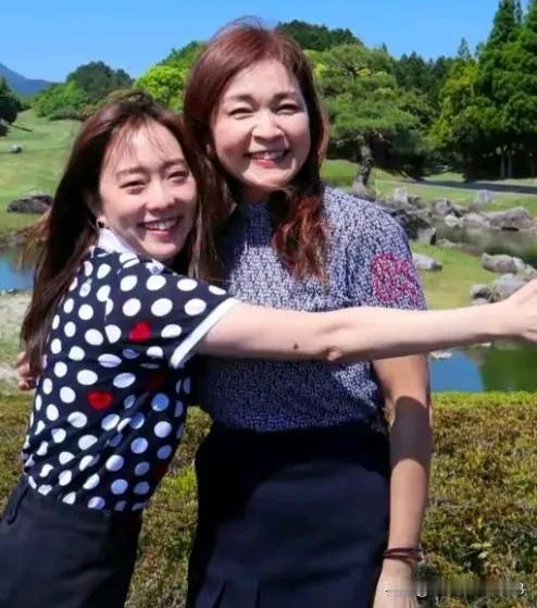 石川佳纯的
这份深情背后
石川佳纯母亲:
女儿心里住着一个人，
心疼她10年单身