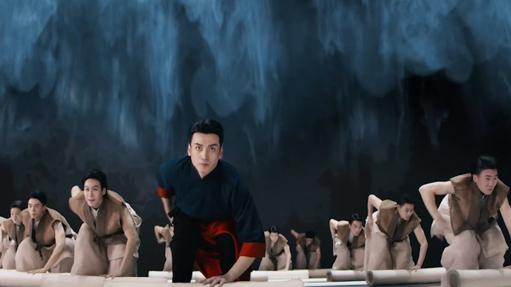 山东春晚舞剧大染坊每帧都是壁纸质感拉满！刘迦演绎陈寿亭从乞丐到儒商的传奇，以布为