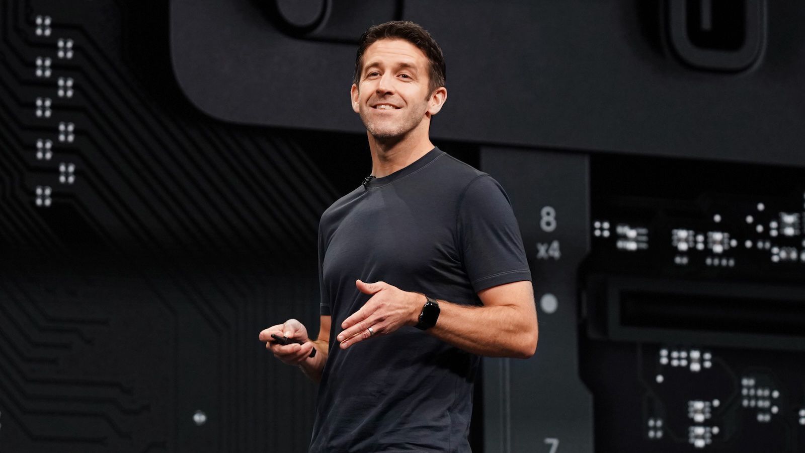 【Apple CEO 候选人 John Ternus “广受欢迎”，并帮助扭转了