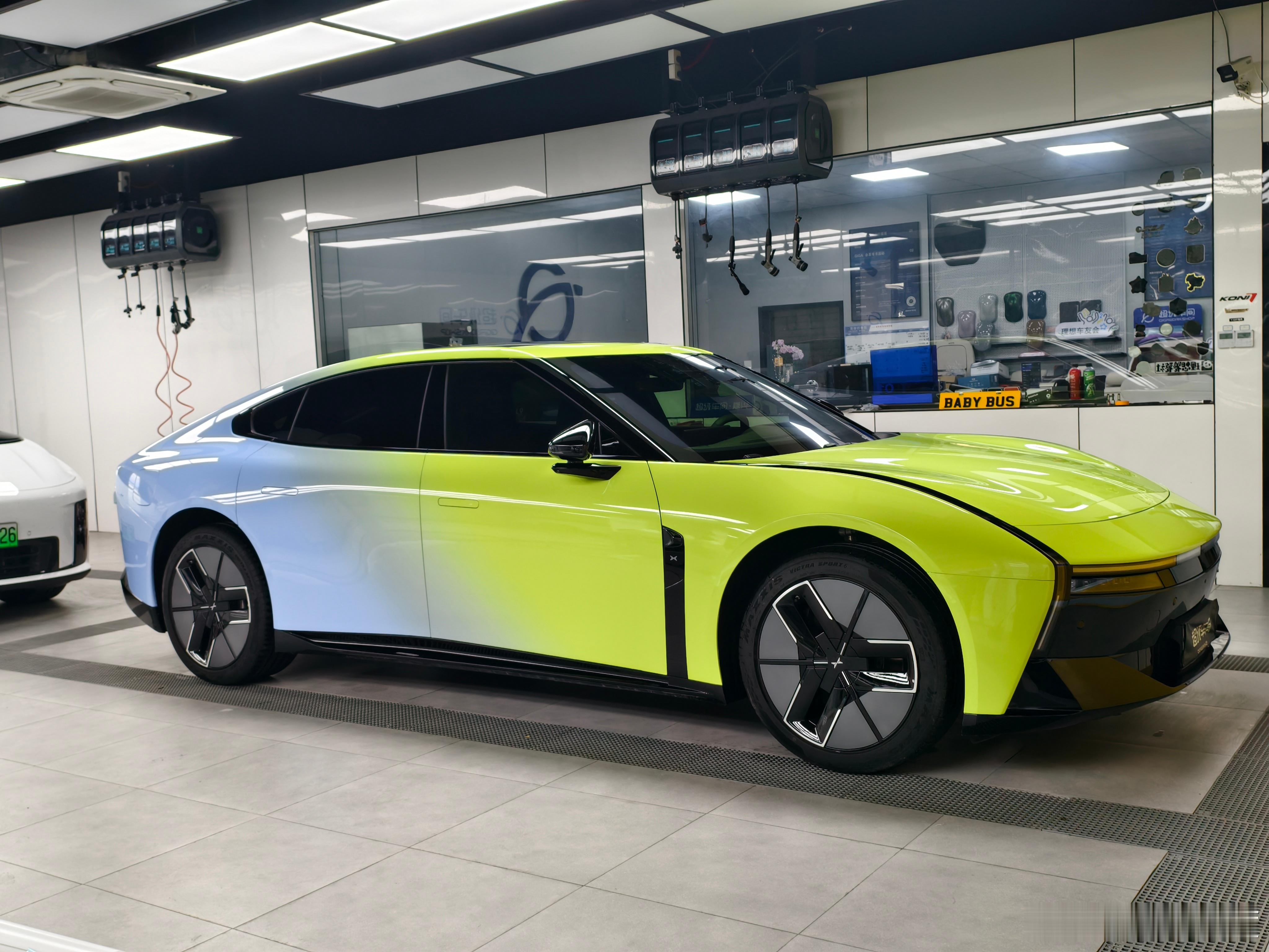 刚刚车间施工的一台小鹏新P7，看起来很酷。 