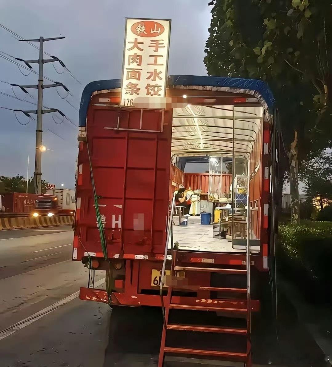 卧槽，现在的老板越来越做生意了！真长见识了！这起码得省几十万房租！ ​​​