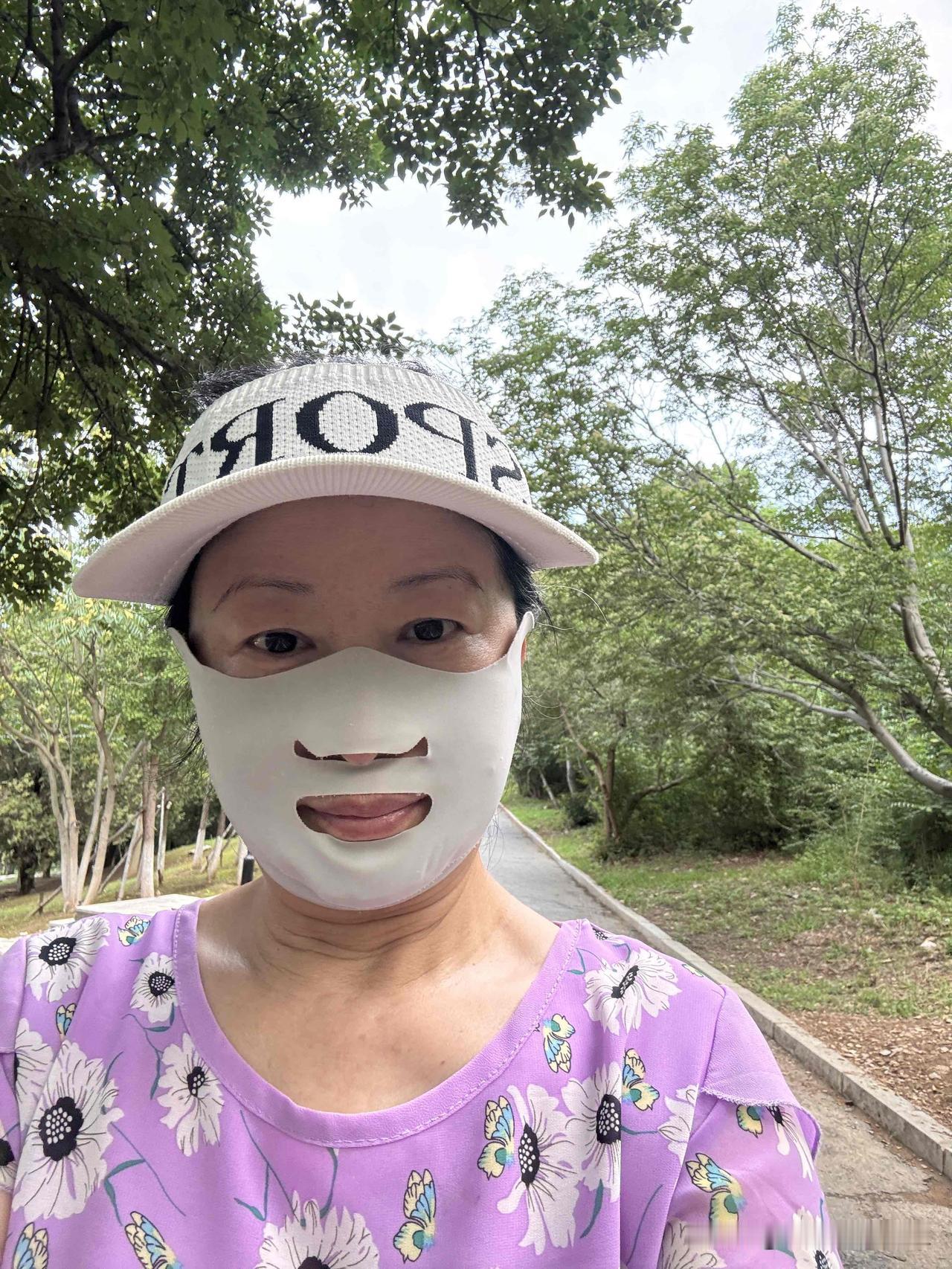 公园里没什么人，难道是天气热都在家吹空调吗？
怎么不出来散步呢？

下午5点多钟