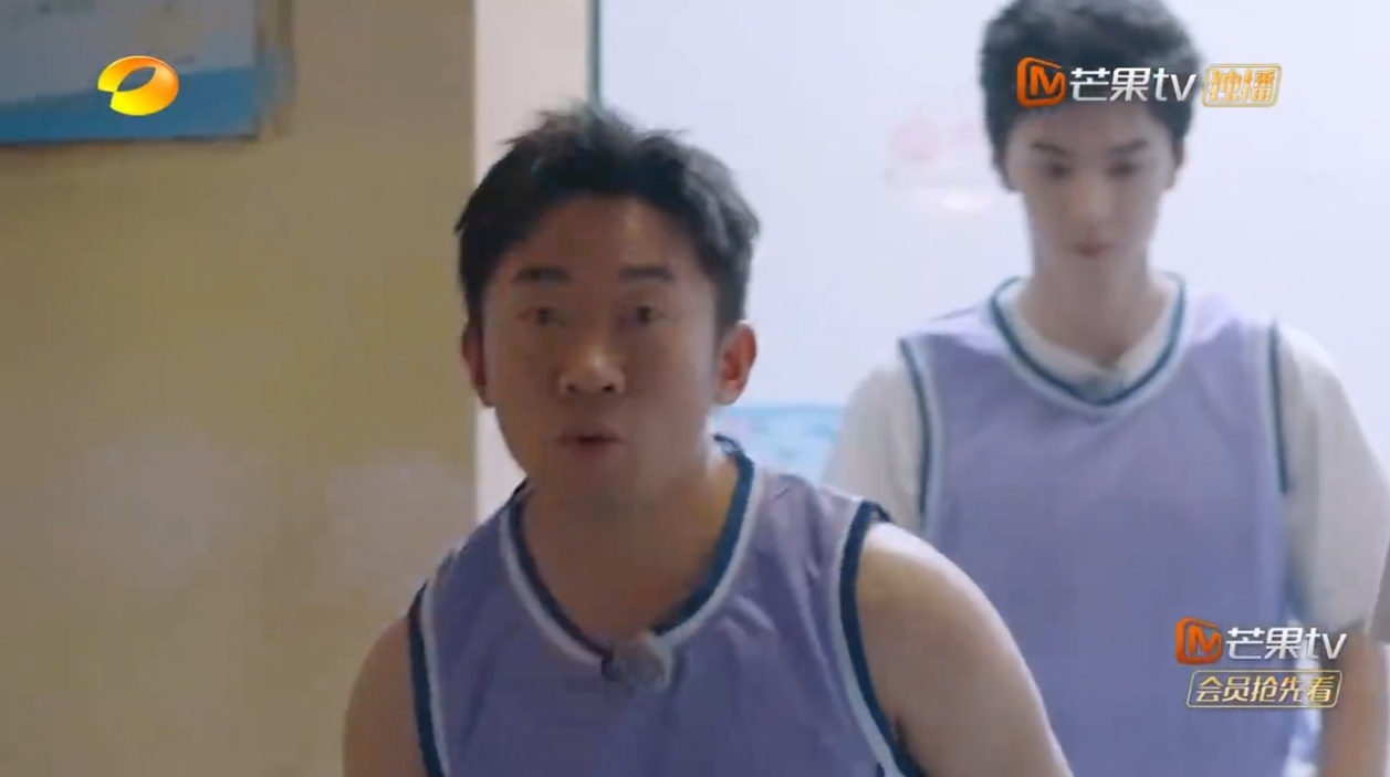 #杨迪打篮球带点私人恩怨#看了《旅行任意门》里杨迪打篮球那段，简直笑翻我了！他打