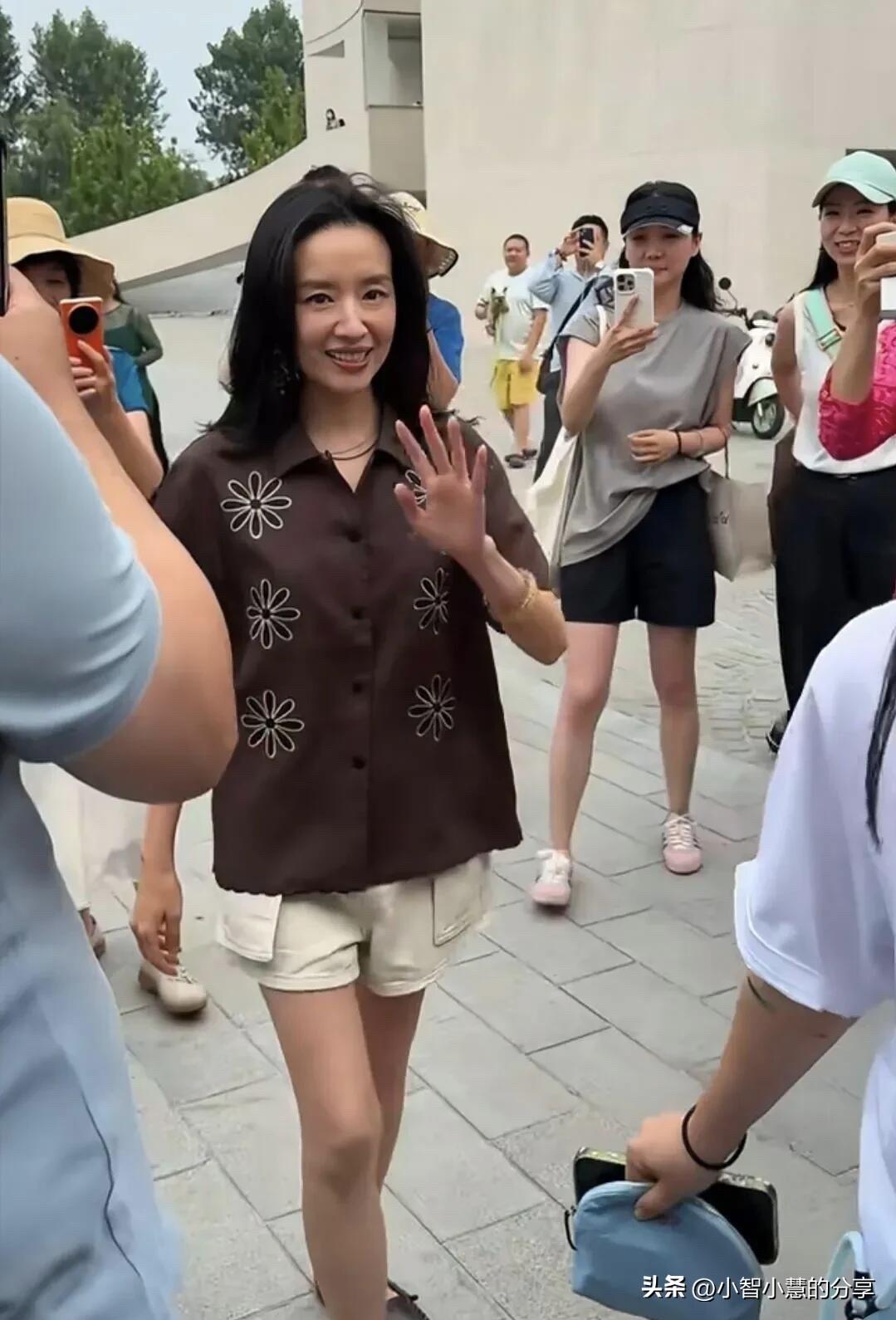 女神现实中一般，跟荧幕中看到的气质不一样，看起来还没有旁边的助理好看。原来女明星