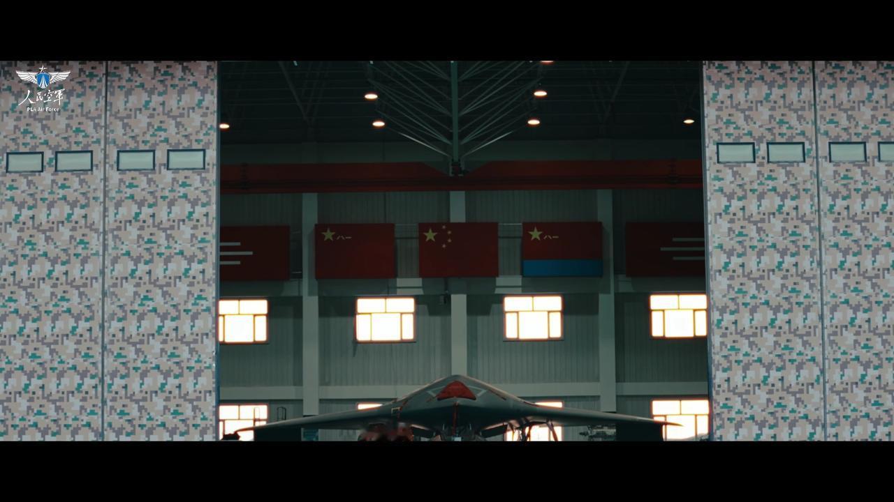 空军成立76周年，最大的彩蛋来了，代号“玄龙”，正式装备入役版本攻击-11隐形无