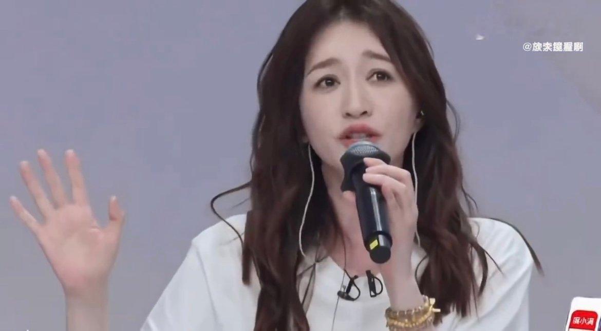 谢楠表情 母爱如山 李小冉的每一个细节，谢楠都认真看着，满眼温柔与骄傲，太有画面