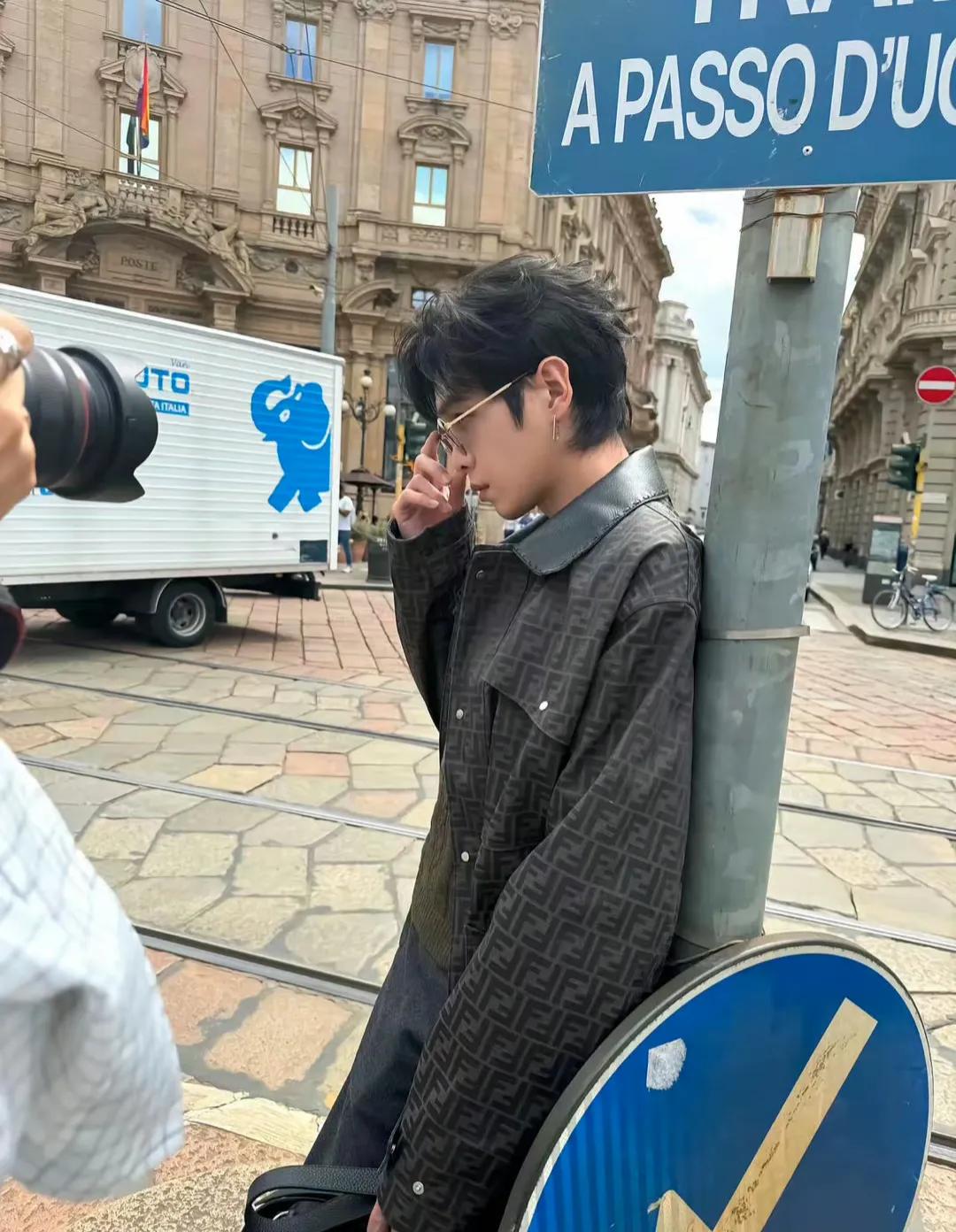 耳钉也就忍了，唇钉是怎么个事，也太有个性了吧，唐艺昕不管管吗，老公还有别的爱好倾