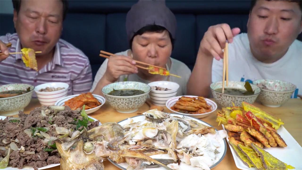 兴森过生日，妈妈准备了一桌炸货，有个会做饭的妈妈真有福