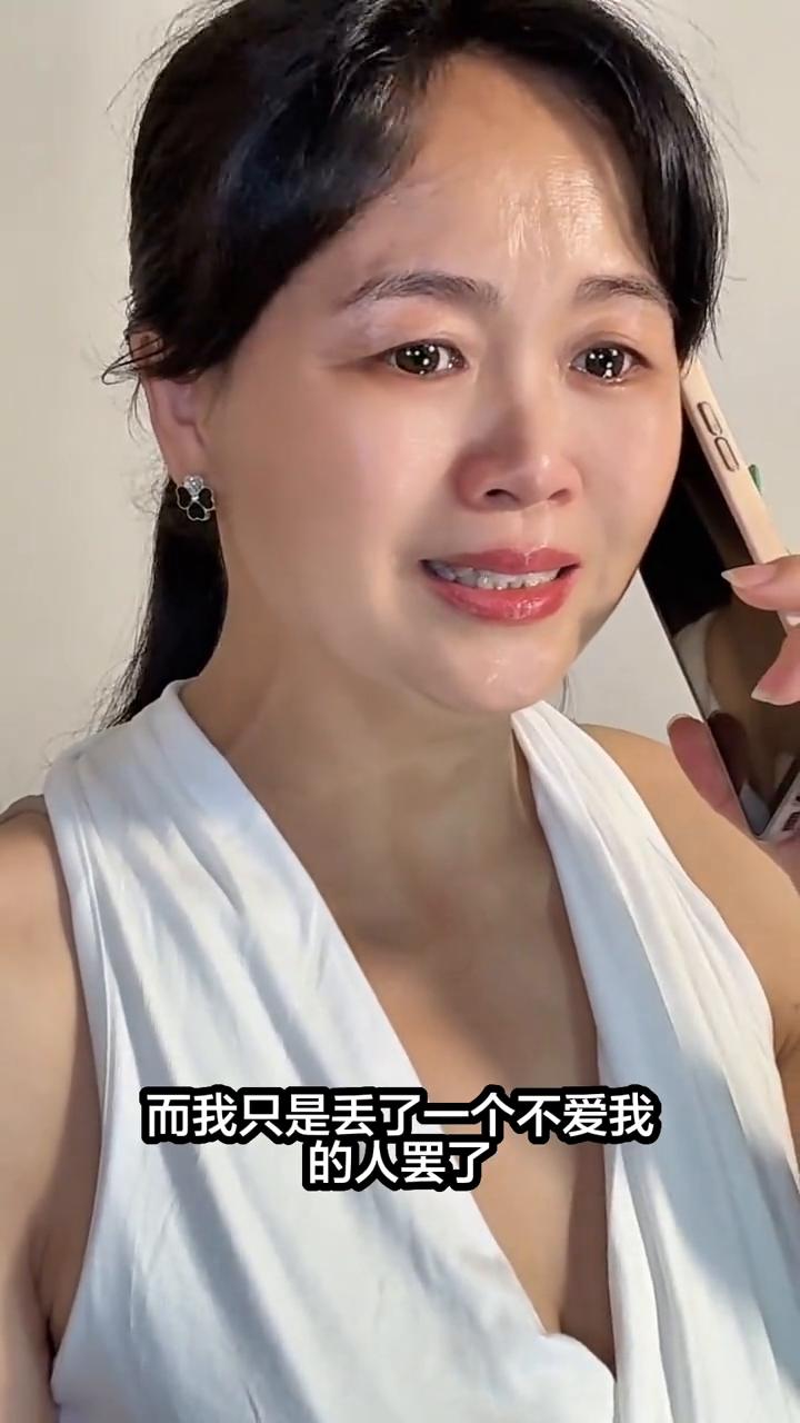 以后我再也不管你了，不会问你在干嘛、在哪里，不会因为你和别人聊天吃醋，也不会因为