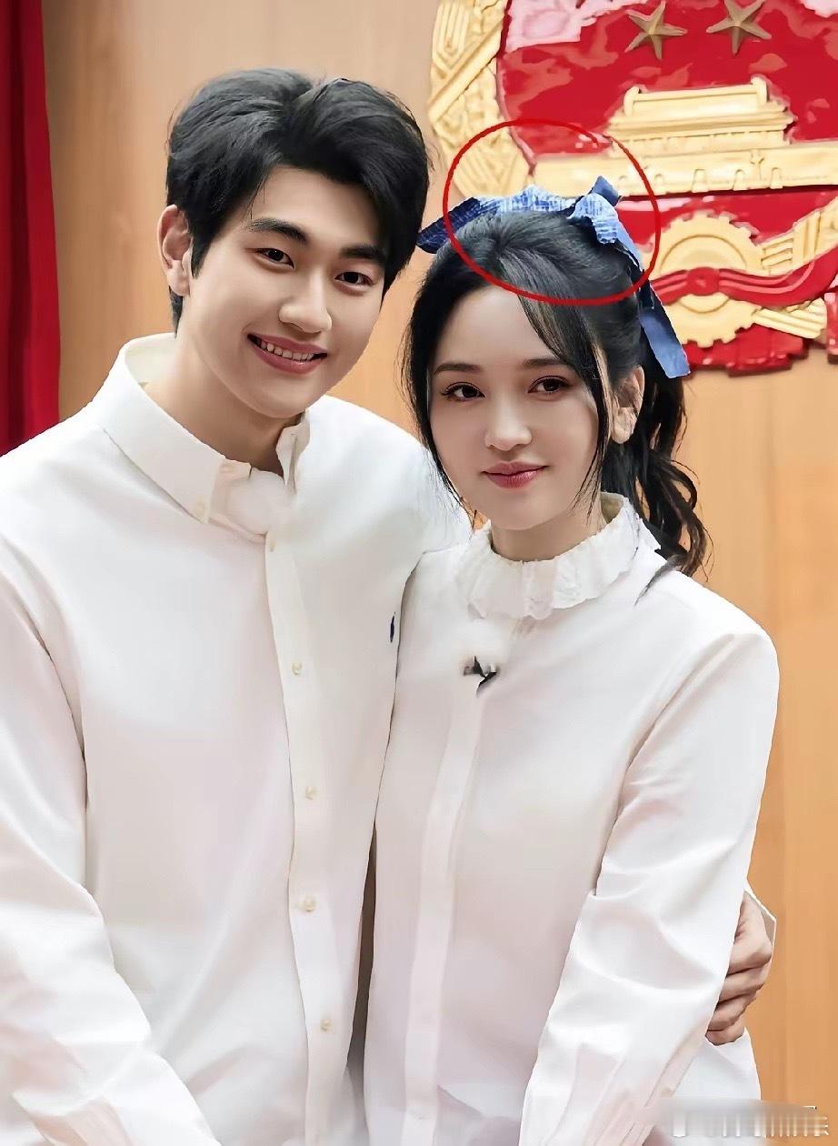 直到看到这张图我才发现金莎是真的没有选错人，从细节中就能看出来。大家看这张图片，