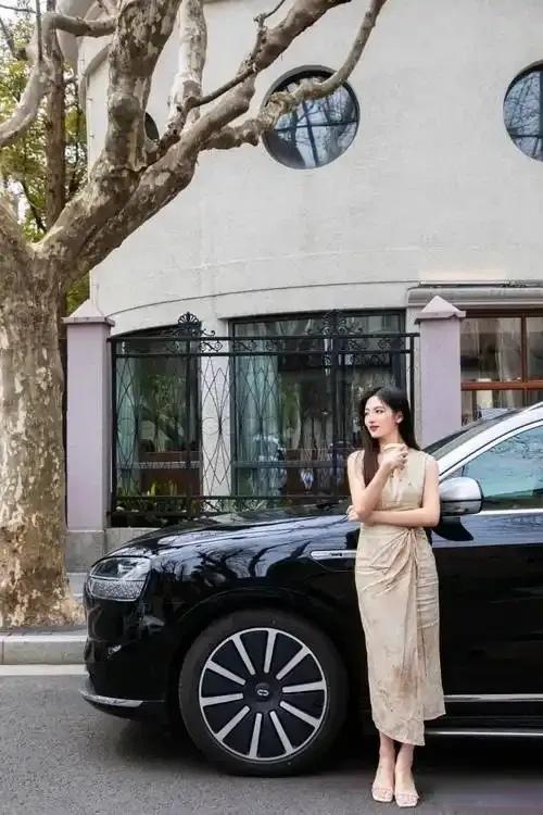 同事卖掉燃油车，换成了新能源车，开了两年，告诉我们说：

1、省钱是真的。电费比