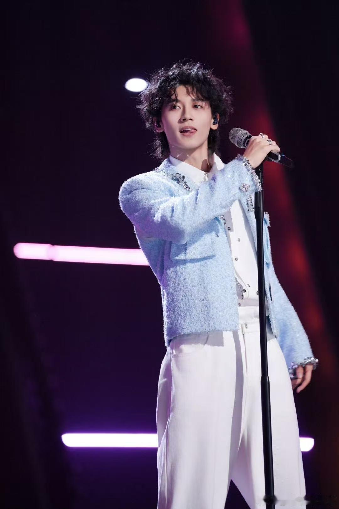 马韬小奶狗的性格小狼狗的体格声鸣远扬救命！马韬晚上直播打篮球穿背心的样子，简直是