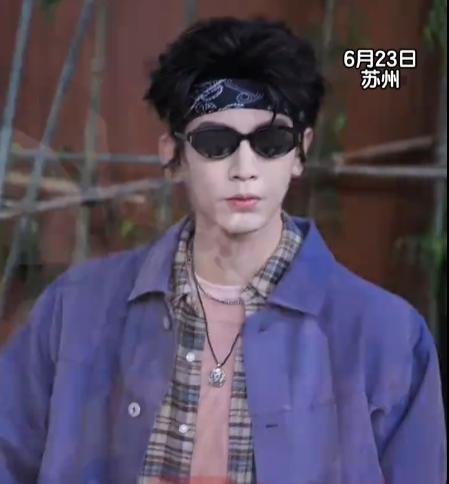 张凌赫综艺录制路透，墨镜一戴发带一绑——张凌赫一个路透，把所有人拉回了流星花园