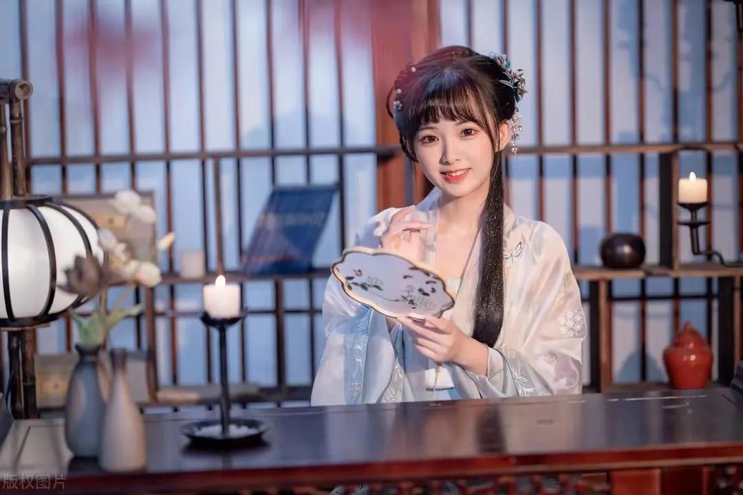 定风波·唇红齿白

文/扬言潮声

玉立亭亭隐绿丛，唇红齿皓胜花容。
编贝细牙盈