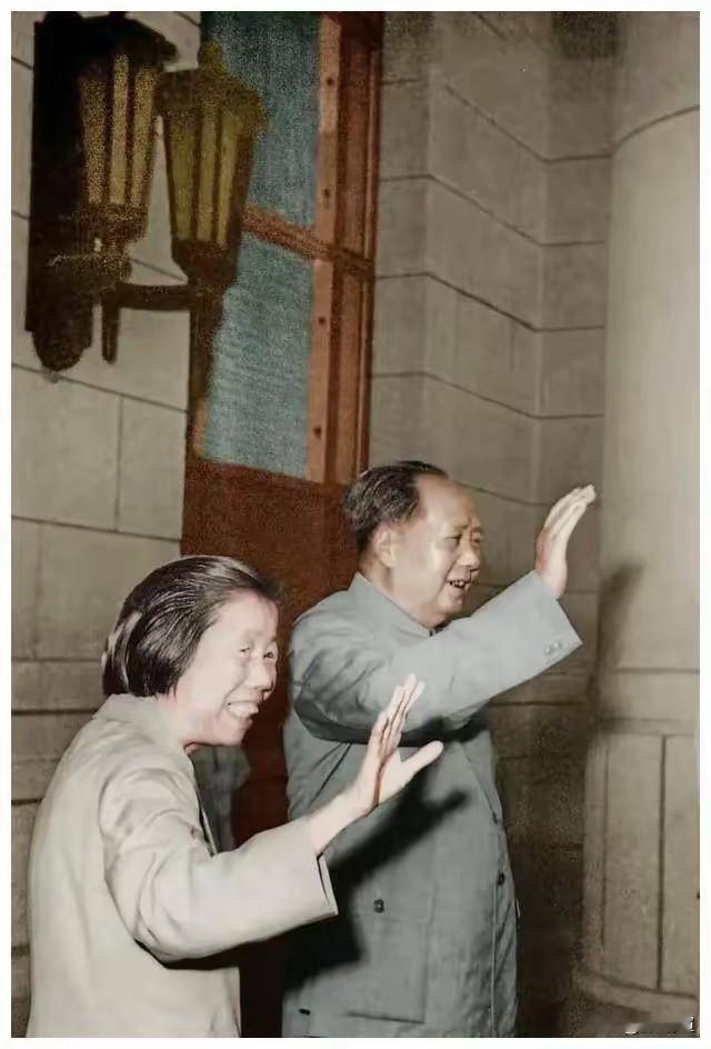 敬爱的毛主席、邓大姐，向你们敬礼，向你们致敬！