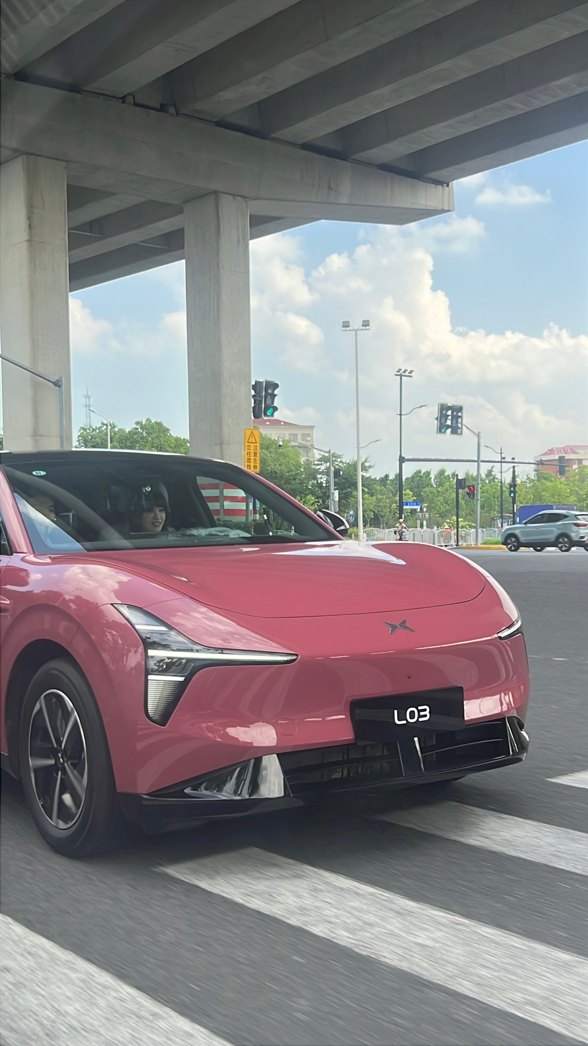 之前黄灿灿还在网上求助，想挑一台适合自己的新车，没想到直接跑去小鹏门店试驾MON