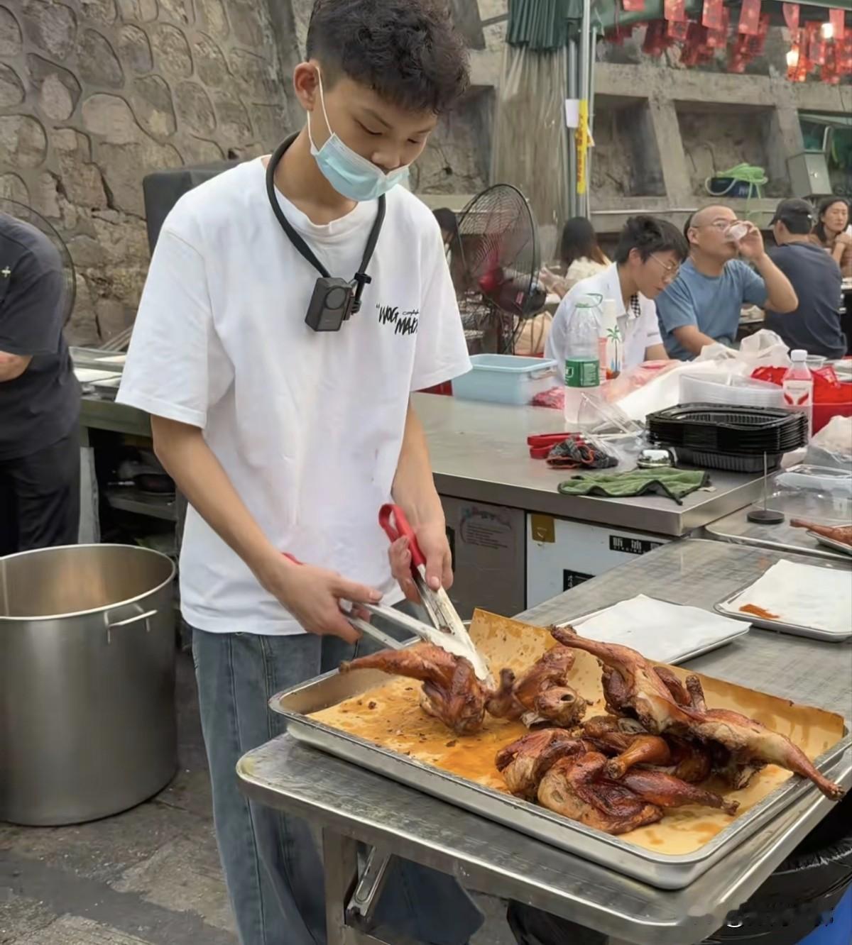 深圳龙岗的少年烤鸡半年过去了有没有凉呢？他梦想的迈巴赫有没有实现呢？
    少