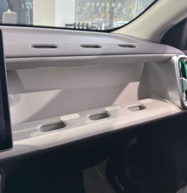 零跑B01 副驾的这个挖空地方能干啥，我第一个想到可以放一个平板或者笔记本有时候